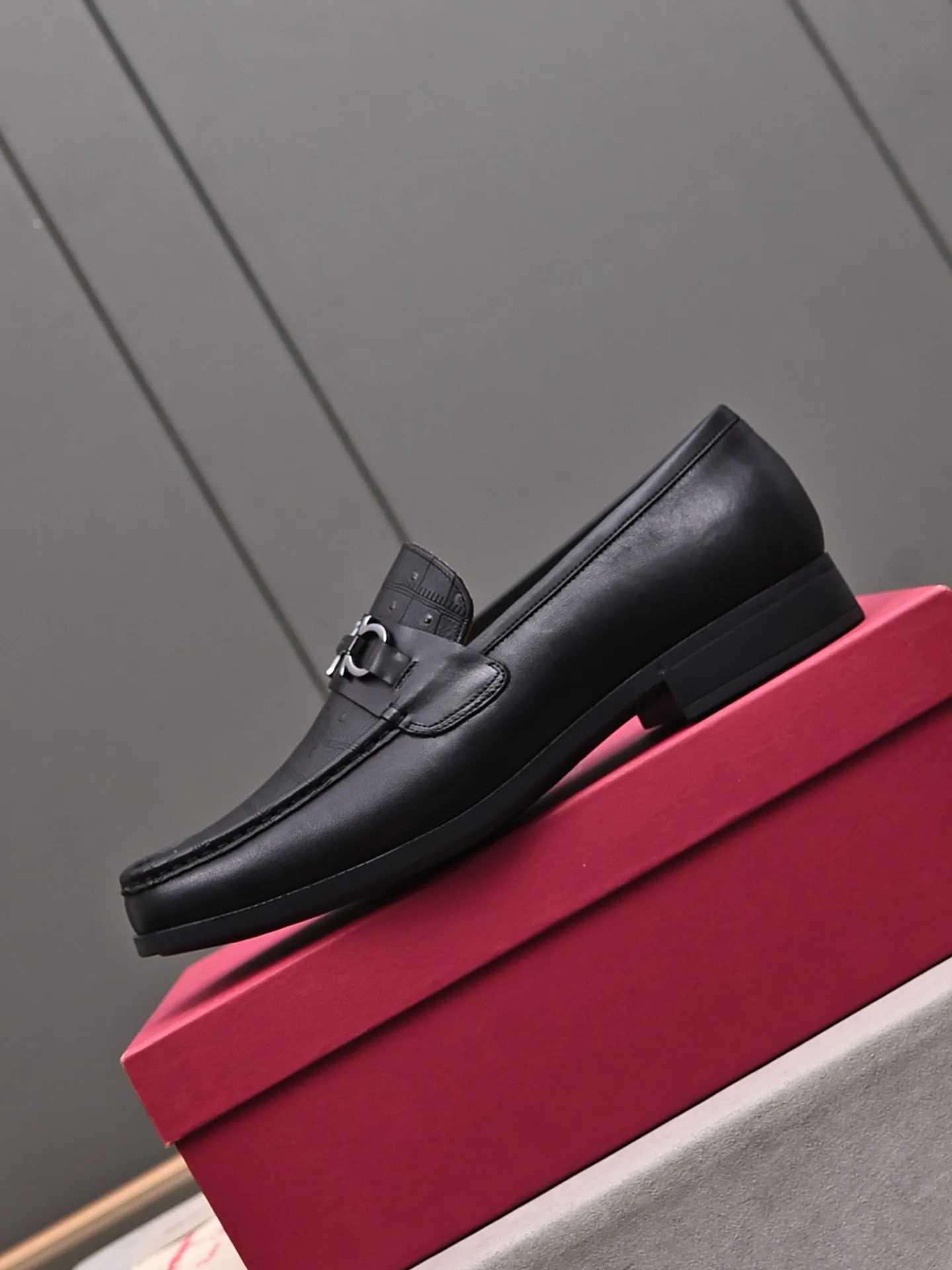 Factory: 250 [Original running volume quality] Brand: Ferragamo (Ferragamo) Size: Men's size 38/44 (45 can be customized) Grade: Same style as the official website High-end quality men's shoes Material: Original first-layer calfskin Water-dyed cowhide lining Original outsole Style category: Men's fashion formal business casual leather shoes Slip-on men's shoes high-top series Young fashion European and American trends British style Casual matching Comfortable feet